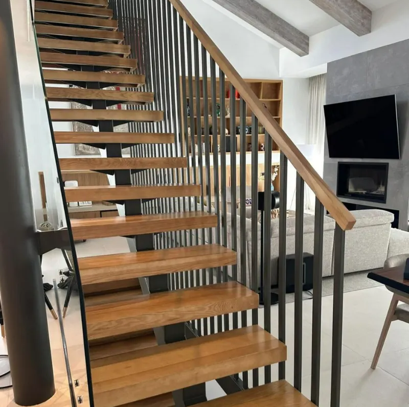 Escalera de peldaños volados en madera maciza