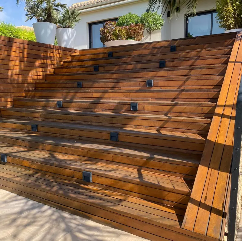 Escalera exterior de madera en una terraza