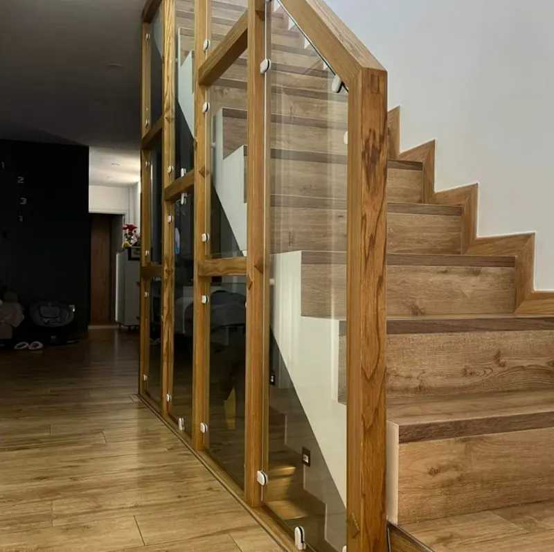 Escalera con baranda de madera y vidrio