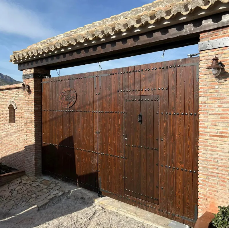 Portón de madera de doble hoja