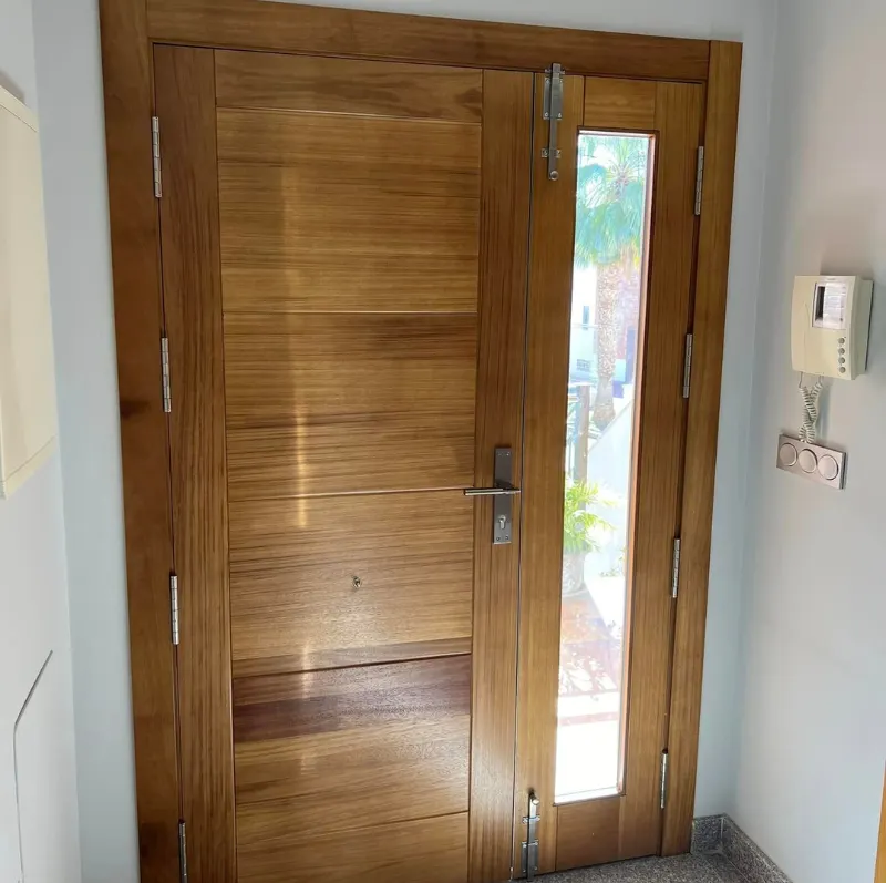 Puerta de entrada de madera con fijo de vidrio